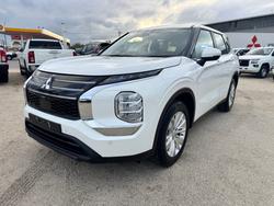 2026 MITSUBISHI Outlander ES