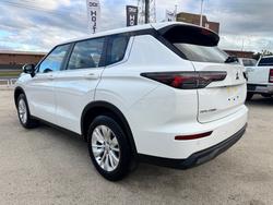 2026 MITSUBISHI Outlander ES