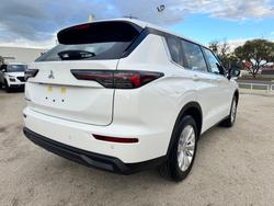 2026 MITSUBISHI Outlander ES