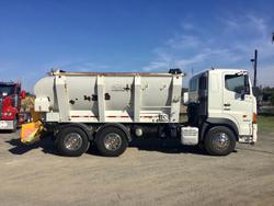 2013 Hino 2844 6X4 Trout River Live Bottom Body Ex Govt Low Klm Chip Spreader All Extras Fract New 2844 6X4 RIGIDS WHITE