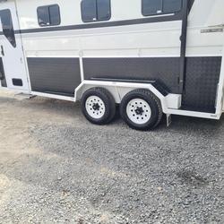 2024 McNeill 3 Horse Enclosed Gooseneck White