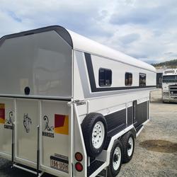 Mcneill 3 Horse Enclosed Gooseneck