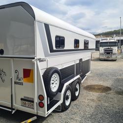 2024 McNeill 3 Horse Enclosed Gooseneck White