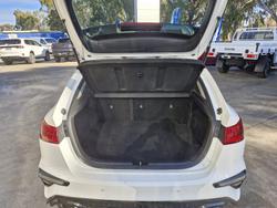 2022 KIA CERATO 2022 KIA CERATO S SAFETY PACK 6 SP AUTOMATIC 5D HATCHBACK 4CYL  White