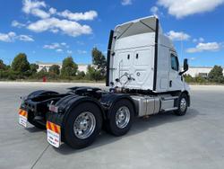 2025 Freightliner Cascadia 116 Tipper White
