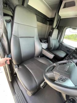 2025 Freightliner Cascadia 116 Tipper White