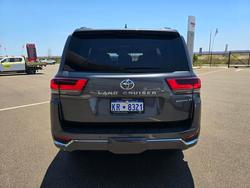 2021 TOYOTA LANDCRUISER LC300 3.3L V6 DSL Sahara ZX 5 Seats Graphite