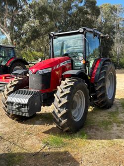 2023 Massey Ferguson 6713Es.4C Red