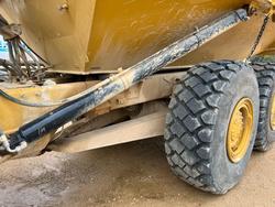 2005 Caterpillar 725