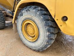 2005 Caterpillar 725