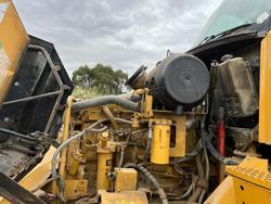 2005 Caterpillar 725