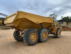 2005 Caterpillar 725