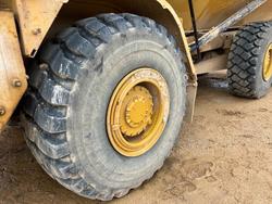 2005 Caterpillar 725