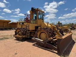 1990 Caterpillar
                825C 