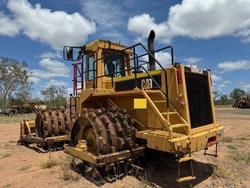 1990 Caterpillar
                825C 