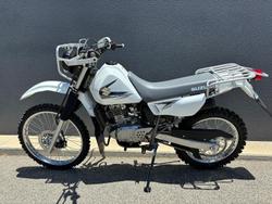 2025 Suzuki Trojan (DR200SE) Trojan White