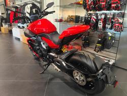 2024 DUCATI DIAVEL V4 ROAD RED