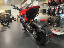 2024 DUCATI DIAVEL V4 ROAD RED