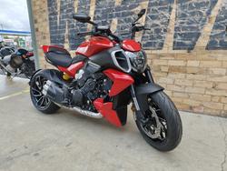 2024 DUCATI DIAVEL V4 ROAD RED