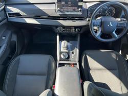 2023 Mitsubishi
Outlander ES