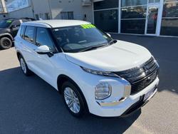 2023 Mitsubishi
Outlander ES