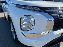 2023 Mitsubishi
Outlander ES