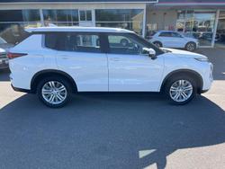 2023 Mitsubishi
Outlander ES