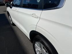 2023 Mitsubishi
Outlander ES