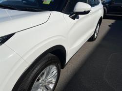 2023 Mitsubishi
Outlander ES