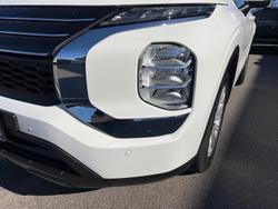 2023 Mitsubishi
Outlander ES