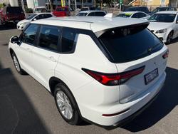 2023 Mitsubishi
Outlander ES