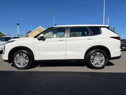 2023 Mitsubishi
Outlander ES