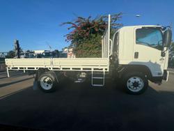 2012 Isuzu F Series FSS 550 WHITE