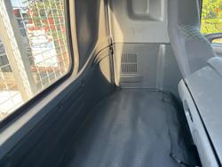 2012 Isuzu F Series FSS 550 WHITE