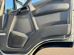 2012 Isuzu F Series FSS 550 WHITE