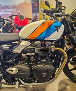 2025 Triumph Speed Twin 900 Speed Twin Orange