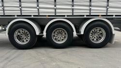 2025 Krueger 34P Straight Curtain Sider B Double White