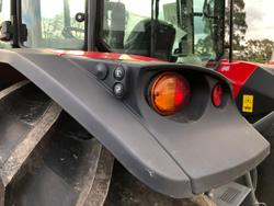 0 Massey Ferguson 4707 C-4 Cab Tractor 4Wd Quicke Loader 75Hp RED