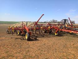 2011 Bourgault 8810