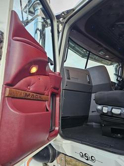 2011 Mack Superliner White