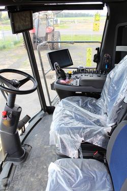 New Holland
Cr8.90 Combine