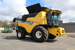 New Holland
Cr8.90 Combine