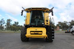 New Holland
Cr8.90 Combine