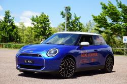 2024 MINI Cooper SE Favoured