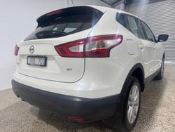 2017 Nissan
                QASHQAI ST
