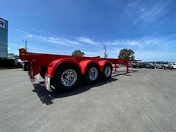 2025 Krueger 40' Skeletal C/W 12 Twist Locks Red