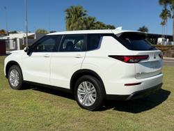 2024 Mitsubishi Outlander ES