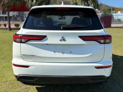2024 Mitsubishi Outlander ES