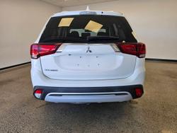 2018 MITSUBISHI
OUTLANDER ES 7 SEAT 2WD
