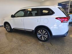 2018 MITSUBISHI
OUTLANDER ES 7 SEAT 2WD